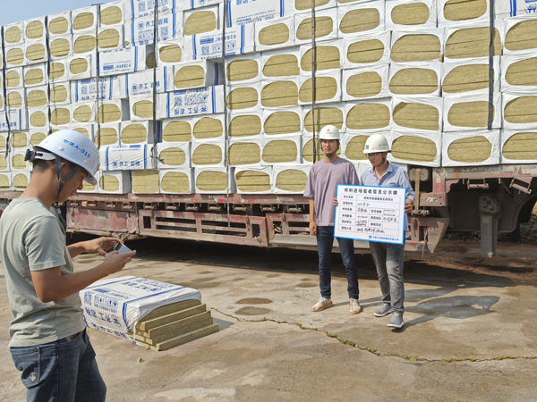 巖棉板驗收現場